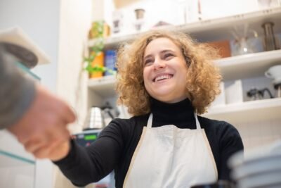 Na imagem, mulher efetuando a retenção de clientes