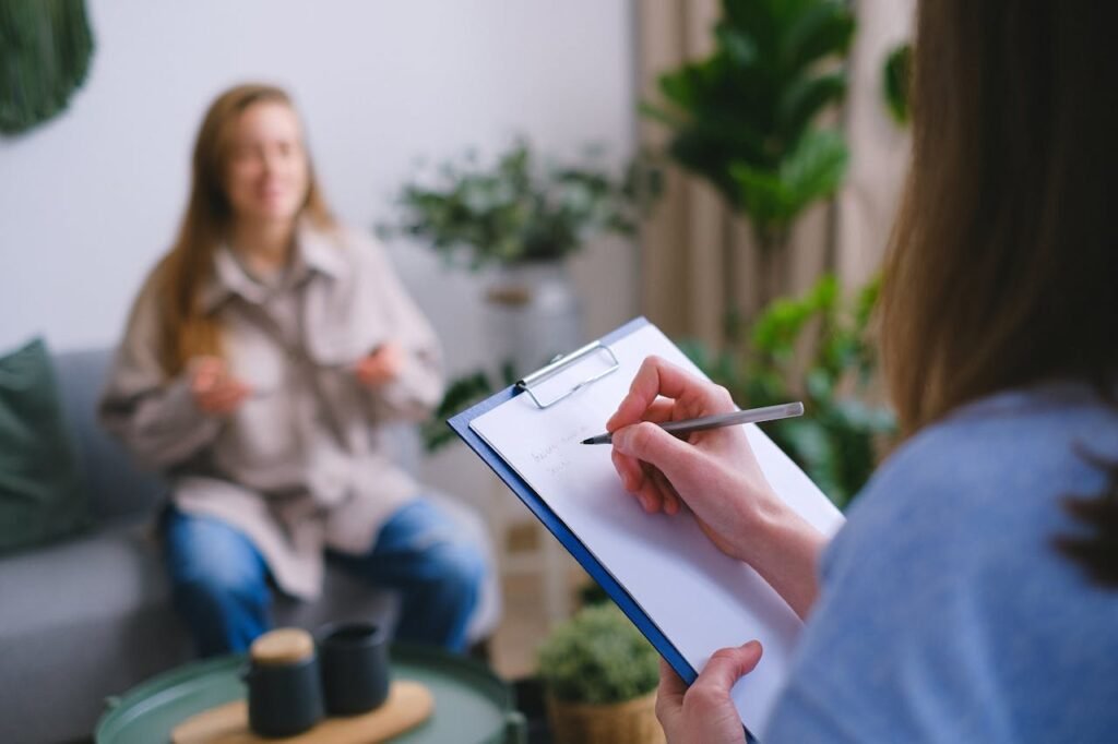 Na imagem, pessoa fazendo anotações em consulta sobre a psicologia do consumidor