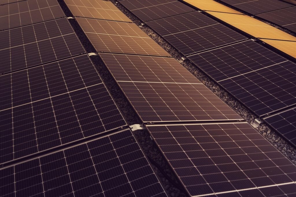 Como escolher entre aquecimento solar e aquecimento a gás Na hora de definir o melhor sistema de água quente para a casa, uma dúvida aparece com muita frequência: como escolher entre aquecimento solar e aquecimento a gás? E eu entendo perfeitamente essa comparação, porque estamos falando de duas soluções muito populares, eficientes e bastante presentes em projetos residenciais. O problema é que muita gente tenta decidir olhando apenas para o preço inicial ou para a promessa de economia. Só que a escolha certa depende de vários fatores, como número de moradores, frequência de uso da água quente, clima da região, estrutura do imóvel e objetivo de longo prazo. Em algumas casas, o aquecimento solar faz muito mais sentido. Em outras, o aquecimento a gás entrega um resultado melhor no dia a dia. Neste artigo, vou explicar como escolher entre aquecimento solar e aquecimento a gás, mostrar as diferenças entre os dois sistemas, suas vantagens, desvantagens e em quais situações cada opção costuma valer mais a pena. Aproveite e conheça a Aquecebem aquecedores Qual a diferença entre aquecimento solar e aquecimento a gás? Antes de decidir, é importante entender como cada sistema funciona. O aquecimento solar utiliza a energia do sol para aquecer a água. Em geral, ele conta com coletores solares instalados no telhado e um reservatório térmico, como o boiler, para armazenar a água aquecida. Já o aquecimento a gás aquece a água por meio da queima de gás natural ou GLP. Em muitos casos, o aquecimento acontece no momento em que a água passa pelo equipamento, especialmente nos modelos de passagem. Na prática, a principal diferença está na fonte de energia usada no sistema. Essa mudança impacta o custo de operação, a instalação, a dependência do clima e o perfil de uso mais indicado. Como escolher entre aquecimento solar e aquecimento a gás? Para tomar uma boa decisão, o ideal é observar alguns critérios essenciais. A escolha não deve ser feita apenas por preferência pessoal, mas pela compatibilidade com a rotina da casa. 1. Avalie a quantidade de pessoas na residência O número de moradores influencia diretamente a demanda por água quente. Quanto mais pessoas vivem na casa, maior tende a ser o consumo diário de água aquecida. Em famílias maiores, tanto o aquecimento solar quanto o aquecimento a gás podem funcionar muito bem, mas o sistema precisa estar corretamente dimensionado. Em geral: casas com consumo elevado podem aproveitar muito bem o solar no longo prazo famílias grandes também se beneficiam do gás pela resposta rápida e bom abastecimento 2. Considere a frequência de uso da água quente Se a residência usa água quente com frequência em banhos, torneiras e outros pontos, a escolha do sistema precisa priorizar eficiência e continuidade no fornecimento. O aquecimento a gás costuma ter ótimo desempenho em uso frequente, com aquecimento rápido e boa vazão. Já o aquecimento solar pode ser muito vantajoso quando existe uso constante e boa capacidade de armazenamento, especialmente porque a economia ao longo do tempo tende a ser maior. 3. Observe o clima da sua região Esse é um ponto muito importante para quem quer entender como escolher entre aquecimento solar e aquecimento a gás. O aquecimento solar tende a ter melhor desempenho em regiões com boa incidência solar ao longo do ano. Mesmo que funcione em dias menos ensolarados, ele depende do aproveitamento do sol para entregar melhor resultado. Já o aquecimento a gás não depende do clima. Ele oferece aquecimento de forma mais estável, independentemente de sol, chuva ou temperatura ambiente. Na prática: regiões mais ensolaradas favorecem o sistema solar locais com clima mais instável podem se beneficiar da previsibilidade do gás 4. Analise o custo inicial da instalação O investimento inicial costuma ser uma das maiores diferenças entre os dois sistemas. Aquecimento solar Em geral, exige: coletores solares boiler ou reservatório térmico estrutura de instalação tubulação adequada possível sistema auxiliar Por isso, o custo inicial do aquecimento solar residencial costuma ser mais alto. Aquecimento a gás Normalmente exige: aquecedor a gás tubulação de gás exaustão e ventilação adequadas instalação hidráulica compatível O custo inicial também pode ser relevante, mas em muitos casos tende a ser menor do que o do solar completo, dependendo do projeto. 5. Compare o custo de uso no longo prazo Aqui está um dos pontos mais decisivos. O aquecimento solar costuma se destacar pela economia operacional. Como usa a energia do sol, reduz bastante a dependência de eletricidade e gás no aquecimento da água. Já o aquecimento a gás depende do consumo contínuo de gás natural ou GLP. Em muitos cenários, ele ainda apresenta bom custo-benefício, mas o gasto mensal existe de forma mais constante. De forma geral: solar = maior investimento inicial, menor custo operacional gás = investimento inicial muitas vezes menor, custo recorrente de consumo 6. Verifique a estrutura disponível no imóvel Nem toda casa está pronta para qualquer sistema. Isso pesa bastante na escolha. Para o aquecimento solar, é importante avaliar: espaço no telhado boa incidência solar inclinação e orientação da cobertura área para reservatório térmico Para o aquecimento a gás, é preciso observar: ponto de gás ou possibilidade de instalação ventilação adequada local compatível para o equipamento exaustão correta, quando necessária Às vezes, o melhor sistema na teoria não é o mais viável na estrutura do imóvel. 7. Pense no nível de conforto desejado Os dois sistemas podem oferecer conforto, mas o comportamento deles no dia a dia é um pouco diferente. O aquecimento a gás costuma oferecer aquecimento rápido, boa vazão e ótima estabilidade quando o sistema está bem dimensionado. É muito valorizado em banhos longos e uso simultâneo de mais de um ponto. O aquecimento solar, por sua vez, pode oferecer excelente conforto também, desde que haja reservatório adequado e apoio auxiliar quando necessário. Em projetos bem feitos, o desempenho é muito bom. 8. Avalie a necessidade de sistema auxiliar Esse é um detalhe importante. No aquecimento solar, normalmente existe um sistema auxiliar para períodos de menor insolação. Esse apoio pode ser elétrico ou a gás. Já o aquecimento a gás costuma funcionar como sistema principal sem depender do sol, o que traz mais previsibilidade no abastecimento. Ou seja, quem escolhe solar geralmente precisa pensar também no suporte complementar. 9. Considere a manutenção do sistema Ambos exigem manutenção, mas com características diferentes. Manutenção do aquecimento solar Pode envolver: verificação dos coletores análise do reservatório térmico inspeção da tubulação revisão do sistema auxiliar Manutenção do aquecimento a gás Pode envolver: limpeza do aparelho revisão da exaustão verificação de vazão e pressão inspeção de segurança manutenção preventiva periódica A escolha ideal também passa pelo tipo de manutenção que você está disposto a acompanhar. 10. Pense em sustentabilidade e impacto ambiental Se a prioridade inclui sustentabilidade, o aquecimento solar costuma sair na frente. Isso porque ele utiliza uma fonte renovável e reduz a dependência de combustíveis e eletricidade para aquecer a água. O aquecimento a gás, embora eficiente, depende de uma fonte combustível. Ainda pode ser uma solução muito prática, mas tende a ser menos sustentável do que o solar. Quando o aquecimento solar vale mais a pena? O aquecimento solar costuma valer mais a pena quando: a casa tem boa incidência solar o objetivo é economizar no longo prazo existe espaço para instalação dos coletores há consumo frequente de água quente o morador busca uma solução mais sustentável o orçamento permite investimento inicial maior Quando o aquecimento a gás vale mais a pena? O aquecimento a gás costuma valer mais a pena quando: a casa precisa de aquecimento estável em qualquer clima há uso frequente e necessidade de resposta rápida o imóvel já possui estrutura para gás o objetivo é ter boa vazão e conforto imediato não há espaço ou condição ideal para sistema solar Aquecimento solar ou a gás: qual é mais econômico? Essa é uma das perguntas mais comuns. No longo prazo, o aquecimento solar costuma ser mais econômico no custo de operação, porque usa uma fonte gratuita de energia. No entanto, ele normalmente exige investimento inicial mais alto. O aquecimento a gás tende a exigir menor investimento inicial em muitos casos, mas gera custo recorrente com o consumo de gás. Então, em resumo: mais econômico no uso ao longo do tempo: aquecimento solar mais previsível e prático no uso imediato: aquecimento a gás Aquecimento solar ou a gás: qual é melhor para família grande? Os dois podem atender bem famílias maiores, desde que estejam corretamente dimensionados. No entanto: o solar se destaca quando a ideia é reduzir custo ao longo dos anos o gás se destaca quando a prioridade é vazão, resposta rápida e constância no uso diário Existe uma solução ideal entre os dois? Em muitos projetos, a melhor resposta não é escolher apenas um ou outro, mas combinar os dois em um sistema híbrido. Isso acontece quando o aquecimento solar funciona como fonte principal e o gás atua como apoio. Essa combinação oferece: economia no longo prazo mais segurança no abastecimento melhor aproveitamento da energia solar continuidade em dias de baixa insolação Como decidir de forma prática? Se você quer simplificar a decisão sobre como escolher entre aquecimento solar e aquecimento a gás, pense assim: se a prioridade é economia no longo prazo e sustentabilidade, o solar tende a ser melhor se a prioridade é praticidade, aquecimento constante e independência do clima, o gás tende a ser melhor se o objetivo é unir os dois benefícios, o sistema híbrido pode ser a solução mais completa Entender como escolher entre aquecimento solar e aquecimento a gás exige analisar muito mais do que preço. O sistema ideal depende do número de moradores, do consumo de água quente, do clima da região, da estrutura do imóvel, do orçamento disponível e do nível de conforto desejado. De forma geral, o aquecimento solar se destaca pela economia no longo prazo e pela sustentabilidade. Já o aquecimento a gás oferece aquecimento rápido, boa vazão e maior independência das condições climáticas. Em muitos casos, a combinação entre os dois sistemas pode ser a escolha mais eficiente. Saiba mais sobre Aquecebem Aquecedores, Empresa de aquecedores em São Paulo No fim, a melhor decisão é aquela que atende a rotina da casa com equilíbrio entre conforto, custo e desempenho. Escolher entre aquecimento solar e aquecimento a gás depende de fatores como clima, número de moradores, consumo de água quente, estrutura do imóvel e orçamento. O aquecimento solar costuma ter custo operacional menor e maior apelo sustentável, mas exige investimento inicial mais alto e boa incidência solar. Já o aquecimento a gás oferece aquecimento rápido, boa vazão e independência do clima, mas gera custo contínuo com combustível. Em alguns casos, a combinação entre os dois sistemas pode ser a melhor solução. 10 perguntas e respostas sobre como escolher entre aquecimento solar e aquecimento a gás 1. Como escolher entre aquecimento solar e aquecimento a gás? É preciso analisar clima, consumo de água quente, número de moradores, estrutura do imóvel, custo inicial e gasto no longo prazo. 2. Qual é mais econômico: aquecimento solar ou a gás? No longo prazo, o aquecimento solar costuma ser mais econômico no custo de operação. 3. Aquecimento a gás é melhor para qualquer clima? Sim. Ele não depende do sol e costuma oferecer aquecimento estável em diferentes condições climáticas. 4. Aquecimento solar vale a pena? Sim, principalmente em casas com boa incidência solar e foco em economia e sustentabilidade. 5. O aquecimento solar precisa de apoio auxiliar? Na maioria dos casos, sim. Ele costuma contar com apoio elétrico ou a gás para períodos de menor insolação. 6. Aquecimento a gás tem instalação mais simples? Em muitos projetos, pode ter instalação menos complexa do que um sistema solar completo, mas ainda exige cuidados com ventilação e exaustão. 7. Qual sistema oferece mais conforto no banho? Os dois podem oferecer conforto, mas o aquecimento a gás costuma se destacar pela resposta rápida e estabilidade imediata. 8. Posso usar aquecimento solar e a gás juntos? Sim. Essa combinação é bastante eficiente e forma um sistema híbrido de aquecimento. 9. Qual é melhor para família grande? Os dois podem funcionar bem, desde que corretamente dimensionados para a demanda da residência. 10. O que pesa mais na escolha entre solar e gás? Os fatores mais importantes são custo total, estrutura do imóvel, frequência de uso, clima e objetivo de longo prazo.