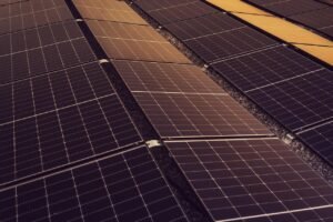 Como escolher entre aquecimento solar e aquecimento a gás Na hora de definir o melhor sistema de água quente para a casa, uma dúvida aparece com muita frequência: como escolher entre aquecimento solar e aquecimento a gás? E eu entendo perfeitamente essa comparação, porque estamos falando de duas soluções muito populares, eficientes e bastante presentes em projetos residenciais. O problema é que muita gente tenta decidir olhando apenas para o preço inicial ou para a promessa de economia. Só que a escolha certa depende de vários fatores, como número de moradores, frequência de uso da água quente, clima da região, estrutura do imóvel e objetivo de longo prazo. Em algumas casas, o aquecimento solar faz muito mais sentido. Em outras, o aquecimento a gás entrega um resultado melhor no dia a dia. Neste artigo, vou explicar como escolher entre aquecimento solar e aquecimento a gás, mostrar as diferenças entre os dois sistemas, suas vantagens, desvantagens e em quais situações cada opção costuma valer mais a pena. Aproveite e conheça a Aquecebem aquecedores Qual a diferença entre aquecimento solar e aquecimento a gás? Antes de decidir, é importante entender como cada sistema funciona. O aquecimento solar utiliza a energia do sol para aquecer a água. Em geral, ele conta com coletores solares instalados no telhado e um reservatório térmico, como o boiler, para armazenar a água aquecida. Já o aquecimento a gás aquece a água por meio da queima de gás natural ou GLP. Em muitos casos, o aquecimento acontece no momento em que a água passa pelo equipamento, especialmente nos modelos de passagem. Na prática, a principal diferença está na fonte de energia usada no sistema. Essa mudança impacta o custo de operação, a instalação, a dependência do clima e o perfil de uso mais indicado. Como escolher entre aquecimento solar e aquecimento a gás? Para tomar uma boa decisão, o ideal é observar alguns critérios essenciais. A escolha não deve ser feita apenas por preferência pessoal, mas pela compatibilidade com a rotina da casa. 1. Avalie a quantidade de pessoas na residência O número de moradores influencia diretamente a demanda por água quente. Quanto mais pessoas vivem na casa, maior tende a ser o consumo diário de água aquecida. Em famílias maiores, tanto o aquecimento solar quanto o aquecimento a gás podem funcionar muito bem, mas o sistema precisa estar corretamente dimensionado. Em geral: casas com consumo elevado podem aproveitar muito bem o solar no longo prazo famílias grandes também se beneficiam do gás pela resposta rápida e bom abastecimento 2. Considere a frequência de uso da água quente Se a residência usa água quente com frequência em banhos, torneiras e outros pontos, a escolha do sistema precisa priorizar eficiência e continuidade no fornecimento. O aquecimento a gás costuma ter ótimo desempenho em uso frequente, com aquecimento rápido e boa vazão. Já o aquecimento solar pode ser muito vantajoso quando existe uso constante e boa capacidade de armazenamento, especialmente porque a economia ao longo do tempo tende a ser maior. 3. Observe o clima da sua região Esse é um ponto muito importante para quem quer entender como escolher entre aquecimento solar e aquecimento a gás. O aquecimento solar tende a ter melhor desempenho em regiões com boa incidência solar ao longo do ano. Mesmo que funcione em dias menos ensolarados, ele depende do aproveitamento do sol para entregar melhor resultado. Já o aquecimento a gás não depende do clima. Ele oferece aquecimento de forma mais estável, independentemente de sol, chuva ou temperatura ambiente. Na prática: regiões mais ensolaradas favorecem o sistema solar locais com clima mais instável podem se beneficiar da previsibilidade do gás 4. Analise o custo inicial da instalação O investimento inicial costuma ser uma das maiores diferenças entre os dois sistemas. Aquecimento solar Em geral, exige: coletores solares boiler ou reservatório térmico estrutura de instalação tubulação adequada possível sistema auxiliar Por isso, o custo inicial do aquecimento solar residencial costuma ser mais alto. Aquecimento a gás Normalmente exige: aquecedor a gás tubulação de gás exaustão e ventilação adequadas instalação hidráulica compatível O custo inicial também pode ser relevante, mas em muitos casos tende a ser menor do que o do solar completo, dependendo do projeto. 5. Compare o custo de uso no longo prazo Aqui está um dos pontos mais decisivos. O aquecimento solar costuma se destacar pela economia operacional. Como usa a energia do sol, reduz bastante a dependência de eletricidade e gás no aquecimento da água. Já o aquecimento a gás depende do consumo contínuo de gás natural ou GLP. Em muitos cenários, ele ainda apresenta bom custo-benefício, mas o gasto mensal existe de forma mais constante. De forma geral: solar = maior investimento inicial, menor custo operacional gás = investimento inicial muitas vezes menor, custo recorrente de consumo 6. Verifique a estrutura disponível no imóvel Nem toda casa está pronta para qualquer sistema. Isso pesa bastante na escolha. Para o aquecimento solar, é importante avaliar: espaço no telhado boa incidência solar inclinação e orientação da cobertura área para reservatório térmico Para o aquecimento a gás, é preciso observar: ponto de gás ou possibilidade de instalação ventilação adequada local compatível para o equipamento exaustão correta, quando necessária Às vezes, o melhor sistema na teoria não é o mais viável na estrutura do imóvel. 7. Pense no nível de conforto desejado Os dois sistemas podem oferecer conforto, mas o comportamento deles no dia a dia é um pouco diferente. O aquecimento a gás costuma oferecer aquecimento rápido, boa vazão e ótima estabilidade quando o sistema está bem dimensionado. É muito valorizado em banhos longos e uso simultâneo de mais de um ponto. O aquecimento solar, por sua vez, pode oferecer excelente conforto também, desde que haja reservatório adequado e apoio auxiliar quando necessário. Em projetos bem feitos, o desempenho é muito bom. 8. Avalie a necessidade de sistema auxiliar Esse é um detalhe importante. No aquecimento solar, normalmente existe um sistema auxiliar para períodos de menor insolação. Esse apoio pode ser elétrico ou a gás. Já o aquecimento a gás costuma funcionar como sistema principal sem depender do sol, o que traz mais previsibilidade no abastecimento. Ou seja, quem escolhe solar geralmente precisa pensar também no suporte complementar. 9. Considere a manutenção do sistema Ambos exigem manutenção, mas com características diferentes. Manutenção do aquecimento solar Pode envolver: verificação dos coletores análise do reservatório térmico inspeção da tubulação revisão do sistema auxiliar Manutenção do aquecimento a gás Pode envolver: limpeza do aparelho revisão da exaustão verificação de vazão e pressão inspeção de segurança manutenção preventiva periódica A escolha ideal também passa pelo tipo de manutenção que você está disposto a acompanhar. 10. Pense em sustentabilidade e impacto ambiental Se a prioridade inclui sustentabilidade, o aquecimento solar costuma sair na frente. Isso porque ele utiliza uma fonte renovável e reduz a dependência de combustíveis e eletricidade para aquecer a água. O aquecimento a gás, embora eficiente, depende de uma fonte combustível. Ainda pode ser uma solução muito prática, mas tende a ser menos sustentável do que o solar. Quando o aquecimento solar vale mais a pena? O aquecimento solar costuma valer mais a pena quando: a casa tem boa incidência solar o objetivo é economizar no longo prazo existe espaço para instalação dos coletores há consumo frequente de água quente o morador busca uma solução mais sustentável o orçamento permite investimento inicial maior Quando o aquecimento a gás vale mais a pena? O aquecimento a gás costuma valer mais a pena quando: a casa precisa de aquecimento estável em qualquer clima há uso frequente e necessidade de resposta rápida o imóvel já possui estrutura para gás o objetivo é ter boa vazão e conforto imediato não há espaço ou condição ideal para sistema solar Aquecimento solar ou a gás: qual é mais econômico? Essa é uma das perguntas mais comuns. No longo prazo, o aquecimento solar costuma ser mais econômico no custo de operação, porque usa uma fonte gratuita de energia. No entanto, ele normalmente exige investimento inicial mais alto. O aquecimento a gás tende a exigir menor investimento inicial em muitos casos, mas gera custo recorrente com o consumo de gás. Então, em resumo: mais econômico no uso ao longo do tempo: aquecimento solar mais previsível e prático no uso imediato: aquecimento a gás Aquecimento solar ou a gás: qual é melhor para família grande? Os dois podem atender bem famílias maiores, desde que estejam corretamente dimensionados. No entanto: o solar se destaca quando a ideia é reduzir custo ao longo dos anos o gás se destaca quando a prioridade é vazão, resposta rápida e constância no uso diário Existe uma solução ideal entre os dois? Em muitos projetos, a melhor resposta não é escolher apenas um ou outro, mas combinar os dois em um sistema híbrido. Isso acontece quando o aquecimento solar funciona como fonte principal e o gás atua como apoio. Essa combinação oferece: economia no longo prazo mais segurança no abastecimento melhor aproveitamento da energia solar continuidade em dias de baixa insolação Como decidir de forma prática? Se você quer simplificar a decisão sobre como escolher entre aquecimento solar e aquecimento a gás, pense assim: se a prioridade é economia no longo prazo e sustentabilidade, o solar tende a ser melhor se a prioridade é praticidade, aquecimento constante e independência do clima, o gás tende a ser melhor se o objetivo é unir os dois benefícios, o sistema híbrido pode ser a solução mais completa Entender como escolher entre aquecimento solar e aquecimento a gás exige analisar muito mais do que preço. O sistema ideal depende do número de moradores, do consumo de água quente, do clima da região, da estrutura do imóvel, do orçamento disponível e do nível de conforto desejado. De forma geral, o aquecimento solar se destaca pela economia no longo prazo e pela sustentabilidade. Já o aquecimento a gás oferece aquecimento rápido, boa vazão e maior independência das condições climáticas. Em muitos casos, a combinação entre os dois sistemas pode ser a escolha mais eficiente. Saiba mais sobre Aquecebem Aquecedores, Empresa de aquecedores em São Paulo No fim, a melhor decisão é aquela que atende a rotina da casa com equilíbrio entre conforto, custo e desempenho. Escolher entre aquecimento solar e aquecimento a gás depende de fatores como clima, número de moradores, consumo de água quente, estrutura do imóvel e orçamento. O aquecimento solar costuma ter custo operacional menor e maior apelo sustentável, mas exige investimento inicial mais alto e boa incidência solar. Já o aquecimento a gás oferece aquecimento rápido, boa vazão e independência do clima, mas gera custo contínuo com combustível. Em alguns casos, a combinação entre os dois sistemas pode ser a melhor solução. 10 perguntas e respostas sobre como escolher entre aquecimento solar e aquecimento a gás 1. Como escolher entre aquecimento solar e aquecimento a gás? É preciso analisar clima, consumo de água quente, número de moradores, estrutura do imóvel, custo inicial e gasto no longo prazo. 2. Qual é mais econômico: aquecimento solar ou a gás? No longo prazo, o aquecimento solar costuma ser mais econômico no custo de operação. 3. Aquecimento a gás é melhor para qualquer clima? Sim. Ele não depende do sol e costuma oferecer aquecimento estável em diferentes condições climáticas. 4. Aquecimento solar vale a pena? Sim, principalmente em casas com boa incidência solar e foco em economia e sustentabilidade. 5. O aquecimento solar precisa de apoio auxiliar? Na maioria dos casos, sim. Ele costuma contar com apoio elétrico ou a gás para períodos de menor insolação. 6. Aquecimento a gás tem instalação mais simples? Em muitos projetos, pode ter instalação menos complexa do que um sistema solar completo, mas ainda exige cuidados com ventilação e exaustão. 7. Qual sistema oferece mais conforto no banho? Os dois podem oferecer conforto, mas o aquecimento a gás costuma se destacar pela resposta rápida e estabilidade imediata. 8. Posso usar aquecimento solar e a gás juntos? Sim. Essa combinação é bastante eficiente e forma um sistema híbrido de aquecimento. 9. Qual é melhor para família grande? Os dois podem funcionar bem, desde que corretamente dimensionados para a demanda da residência. 10. O que pesa mais na escolha entre solar e gás? Os fatores mais importantes são custo total, estrutura do imóvel, frequência de uso, clima e objetivo de longo prazo.