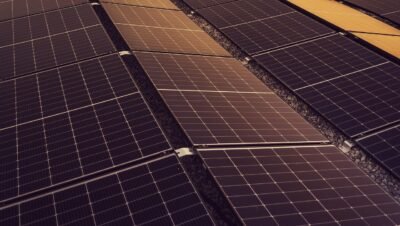 Como escolher entre aquecimento solar e aquecimento a gás Na hora de definir o melhor sistema de água quente para a casa, uma dúvida aparece com muita frequência: como escolher entre aquecimento solar e aquecimento a gás? E eu entendo perfeitamente essa comparação, porque estamos falando de duas soluções muito populares, eficientes e bastante presentes em projetos residenciais. O problema é que muita gente tenta decidir olhando apenas para o preço inicial ou para a promessa de economia. Só que a escolha certa depende de vários fatores, como número de moradores, frequência de uso da água quente, clima da região, estrutura do imóvel e objetivo de longo prazo. Em algumas casas, o aquecimento solar faz muito mais sentido. Em outras, o aquecimento a gás entrega um resultado melhor no dia a dia. Neste artigo, vou explicar como escolher entre aquecimento solar e aquecimento a gás, mostrar as diferenças entre os dois sistemas, suas vantagens, desvantagens e em quais situações cada opção costuma valer mais a pena. Aproveite e conheça a Aquecebem aquecedores Qual a diferença entre aquecimento solar e aquecimento a gás? Antes de decidir, é importante entender como cada sistema funciona. O aquecimento solar utiliza a energia do sol para aquecer a água. Em geral, ele conta com coletores solares instalados no telhado e um reservatório térmico, como o boiler, para armazenar a água aquecida. Já o aquecimento a gás aquece a água por meio da queima de gás natural ou GLP. Em muitos casos, o aquecimento acontece no momento em que a água passa pelo equipamento, especialmente nos modelos de passagem. Na prática, a principal diferença está na fonte de energia usada no sistema. Essa mudança impacta o custo de operação, a instalação, a dependência do clima e o perfil de uso mais indicado. Como escolher entre aquecimento solar e aquecimento a gás? Para tomar uma boa decisão, o ideal é observar alguns critérios essenciais. A escolha não deve ser feita apenas por preferência pessoal, mas pela compatibilidade com a rotina da casa. 1. Avalie a quantidade de pessoas na residência O número de moradores influencia diretamente a demanda por água quente. Quanto mais pessoas vivem na casa, maior tende a ser o consumo diário de água aquecida. Em famílias maiores, tanto o aquecimento solar quanto o aquecimento a gás podem funcionar muito bem, mas o sistema precisa estar corretamente dimensionado. Em geral: casas com consumo elevado podem aproveitar muito bem o solar no longo prazo famílias grandes também se beneficiam do gás pela resposta rápida e bom abastecimento 2. Considere a frequência de uso da água quente Se a residência usa água quente com frequência em banhos, torneiras e outros pontos, a escolha do sistema precisa priorizar eficiência e continuidade no fornecimento. O aquecimento a gás costuma ter ótimo desempenho em uso frequente, com aquecimento rápido e boa vazão. Já o aquecimento solar pode ser muito vantajoso quando existe uso constante e boa capacidade de armazenamento, especialmente porque a economia ao longo do tempo tende a ser maior. 3. Observe o clima da sua região Esse é um ponto muito importante para quem quer entender como escolher entre aquecimento solar e aquecimento a gás. O aquecimento solar tende a ter melhor desempenho em regiões com boa incidência solar ao longo do ano. Mesmo que funcione em dias menos ensolarados, ele depende do aproveitamento do sol para entregar melhor resultado. Já o aquecimento a gás não depende do clima. Ele oferece aquecimento de forma mais estável, independentemente de sol, chuva ou temperatura ambiente. Na prática: regiões mais ensolaradas favorecem o sistema solar locais com clima mais instável podem se beneficiar da previsibilidade do gás 4. Analise o custo inicial da instalação O investimento inicial costuma ser uma das maiores diferenças entre os dois sistemas. Aquecimento solar Em geral, exige: coletores solares boiler ou reservatório térmico estrutura de instalação tubulação adequada possível sistema auxiliar Por isso, o custo inicial do aquecimento solar residencial costuma ser mais alto. Aquecimento a gás Normalmente exige: aquecedor a gás tubulação de gás exaustão e ventilação adequadas instalação hidráulica compatível O custo inicial também pode ser relevante, mas em muitos casos tende a ser menor do que o do solar completo, dependendo do projeto. 5. Compare o custo de uso no longo prazo Aqui está um dos pontos mais decisivos. O aquecimento solar costuma se destacar pela economia operacional. Como usa a energia do sol, reduz bastante a dependência de eletricidade e gás no aquecimento da água. Já o aquecimento a gás depende do consumo contínuo de gás natural ou GLP. Em muitos cenários, ele ainda apresenta bom custo-benefício, mas o gasto mensal existe de forma mais constante. De forma geral: solar = maior investimento inicial, menor custo operacional gás = investimento inicial muitas vezes menor, custo recorrente de consumo 6. Verifique a estrutura disponível no imóvel Nem toda casa está pronta para qualquer sistema. Isso pesa bastante na escolha. Para o aquecimento solar, é importante avaliar: espaço no telhado boa incidência solar inclinação e orientação da cobertura área para reservatório térmico Para o aquecimento a gás, é preciso observar: ponto de gás ou possibilidade de instalação ventilação adequada local compatível para o equipamento exaustão correta, quando necessária Às vezes, o melhor sistema na teoria não é o mais viável na estrutura do imóvel. 7. Pense no nível de conforto desejado Os dois sistemas podem oferecer conforto, mas o comportamento deles no dia a dia é um pouco diferente. O aquecimento a gás costuma oferecer aquecimento rápido, boa vazão e ótima estabilidade quando o sistema está bem dimensionado. É muito valorizado em banhos longos e uso simultâneo de mais de um ponto. O aquecimento solar, por sua vez, pode oferecer excelente conforto também, desde que haja reservatório adequado e apoio auxiliar quando necessário. Em projetos bem feitos, o desempenho é muito bom. 8. Avalie a necessidade de sistema auxiliar Esse é um detalhe importante. No aquecimento solar, normalmente existe um sistema auxiliar para períodos de menor insolação. Esse apoio pode ser elétrico ou a gás. Já o aquecimento a gás costuma funcionar como sistema principal sem depender do sol, o que traz mais previsibilidade no abastecimento. Ou seja, quem escolhe solar geralmente precisa pensar também no suporte complementar. 9. Considere a manutenção do sistema Ambos exigem manutenção, mas com características diferentes. Manutenção do aquecimento solar Pode envolver: verificação dos coletores análise do reservatório térmico inspeção da tubulação revisão do sistema auxiliar Manutenção do aquecimento a gás Pode envolver: limpeza do aparelho revisão da exaustão verificação de vazão e pressão inspeção de segurança manutenção preventiva periódica A escolha ideal também passa pelo tipo de manutenção que você está disposto a acompanhar. 10. Pense em sustentabilidade e impacto ambiental Se a prioridade inclui sustentabilidade, o aquecimento solar costuma sair na frente. Isso porque ele utiliza uma fonte renovável e reduz a dependência de combustíveis e eletricidade para aquecer a água. O aquecimento a gás, embora eficiente, depende de uma fonte combustível. Ainda pode ser uma solução muito prática, mas tende a ser menos sustentável do que o solar. Quando o aquecimento solar vale mais a pena? O aquecimento solar costuma valer mais a pena quando: a casa tem boa incidência solar o objetivo é economizar no longo prazo existe espaço para instalação dos coletores há consumo frequente de água quente o morador busca uma solução mais sustentável o orçamento permite investimento inicial maior Quando o aquecimento a gás vale mais a pena? O aquecimento a gás costuma valer mais a pena quando: a casa precisa de aquecimento estável em qualquer clima há uso frequente e necessidade de resposta rápida o imóvel já possui estrutura para gás o objetivo é ter boa vazão e conforto imediato não há espaço ou condição ideal para sistema solar Aquecimento solar ou a gás: qual é mais econômico? Essa é uma das perguntas mais comuns. No longo prazo, o aquecimento solar costuma ser mais econômico no custo de operação, porque usa uma fonte gratuita de energia. No entanto, ele normalmente exige investimento inicial mais alto. O aquecimento a gás tende a exigir menor investimento inicial em muitos casos, mas gera custo recorrente com o consumo de gás. Então, em resumo: mais econômico no uso ao longo do tempo: aquecimento solar mais previsível e prático no uso imediato: aquecimento a gás Aquecimento solar ou a gás: qual é melhor para família grande? Os dois podem atender bem famílias maiores, desde que estejam corretamente dimensionados. No entanto: o solar se destaca quando a ideia é reduzir custo ao longo dos anos o gás se destaca quando a prioridade é vazão, resposta rápida e constância no uso diário Existe uma solução ideal entre os dois? Em muitos projetos, a melhor resposta não é escolher apenas um ou outro, mas combinar os dois em um sistema híbrido. Isso acontece quando o aquecimento solar funciona como fonte principal e o gás atua como apoio. Essa combinação oferece: economia no longo prazo mais segurança no abastecimento melhor aproveitamento da energia solar continuidade em dias de baixa insolação Como decidir de forma prática? Se você quer simplificar a decisão sobre como escolher entre aquecimento solar e aquecimento a gás, pense assim: se a prioridade é economia no longo prazo e sustentabilidade, o solar tende a ser melhor se a prioridade é praticidade, aquecimento constante e independência do clima, o gás tende a ser melhor se o objetivo é unir os dois benefícios, o sistema híbrido pode ser a solução mais completa Entender como escolher entre aquecimento solar e aquecimento a gás exige analisar muito mais do que preço. O sistema ideal depende do número de moradores, do consumo de água quente, do clima da região, da estrutura do imóvel, do orçamento disponível e do nível de conforto desejado. De forma geral, o aquecimento solar se destaca pela economia no longo prazo e pela sustentabilidade. Já o aquecimento a gás oferece aquecimento rápido, boa vazão e maior independência das condições climáticas. Em muitos casos, a combinação entre os dois sistemas pode ser a escolha mais eficiente. Saiba mais sobre Aquecebem Aquecedores, Empresa de aquecedores em São Paulo No fim, a melhor decisão é aquela que atende a rotina da casa com equilíbrio entre conforto, custo e desempenho. Escolher entre aquecimento solar e aquecimento a gás depende de fatores como clima, número de moradores, consumo de água quente, estrutura do imóvel e orçamento. O aquecimento solar costuma ter custo operacional menor e maior apelo sustentável, mas exige investimento inicial mais alto e boa incidência solar. Já o aquecimento a gás oferece aquecimento rápido, boa vazão e independência do clima, mas gera custo contínuo com combustível. Em alguns casos, a combinação entre os dois sistemas pode ser a melhor solução. 10 perguntas e respostas sobre como escolher entre aquecimento solar e aquecimento a gás 1. Como escolher entre aquecimento solar e aquecimento a gás? É preciso analisar clima, consumo de água quente, número de moradores, estrutura do imóvel, custo inicial e gasto no longo prazo. 2. Qual é mais econômico: aquecimento solar ou a gás? No longo prazo, o aquecimento solar costuma ser mais econômico no custo de operação. 3. Aquecimento a gás é melhor para qualquer clima? Sim. Ele não depende do sol e costuma oferecer aquecimento estável em diferentes condições climáticas. 4. Aquecimento solar vale a pena? Sim, principalmente em casas com boa incidência solar e foco em economia e sustentabilidade. 5. O aquecimento solar precisa de apoio auxiliar? Na maioria dos casos, sim. Ele costuma contar com apoio elétrico ou a gás para períodos de menor insolação. 6. Aquecimento a gás tem instalação mais simples? Em muitos projetos, pode ter instalação menos complexa do que um sistema solar completo, mas ainda exige cuidados com ventilação e exaustão. 7. Qual sistema oferece mais conforto no banho? Os dois podem oferecer conforto, mas o aquecimento a gás costuma se destacar pela resposta rápida e estabilidade imediata. 8. Posso usar aquecimento solar e a gás juntos? Sim. Essa combinação é bastante eficiente e forma um sistema híbrido de aquecimento. 9. Qual é melhor para família grande? Os dois podem funcionar bem, desde que corretamente dimensionados para a demanda da residência. 10. O que pesa mais na escolha entre solar e gás? Os fatores mais importantes são custo total, estrutura do imóvel, frequência de uso, clima e objetivo de longo prazo.